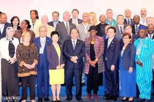 政府總理阮春福與各代表合影。（圖源：光孝）