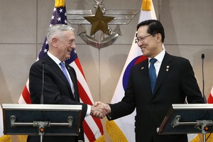 韓國防長宋永武28日同到訪的美國防長馬蒂斯舉行會談。（圖源：路透社）