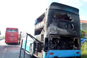 火勢熄滅後的臥鋪客車嚴重損壞。（圖源：ĐH）