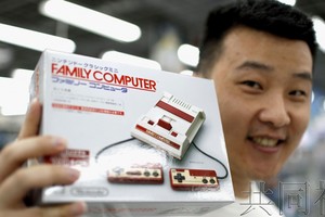 任天堂公司28日重新發售1983年上市的家用遊戲機“Family Computer”(俗稱紅白機)複刻迷你版“任天堂經典迷你版紅白機”。（圖源：共同社）