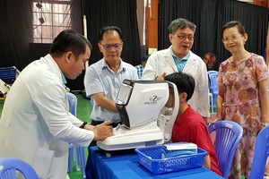 鄭文忠會長、李宏茂執行長和江家珩校長視察 為學生健檢工作。