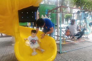 宜帶孩子多出戶外活動，以便接觸不同的環境和接觸其他的小夥伴。