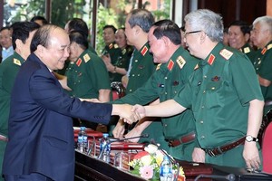 阮春福總理會見人民軍隊幹部。