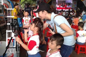 一名小朋友在比賽中自行拍攝。