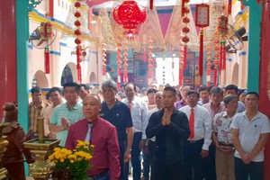 第二日，適逢農曆五月十三關平太子寶誕，該會館組織廟會並舉行投標兩盞聖燈活動，也吸引約600多人參加。