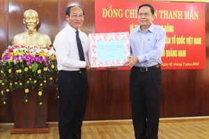 陳清敏同志贈送禮物給廣南省祖國陣線。