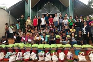 第六郡婦女贈送禮物給貧困戶。