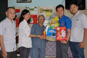 本報工會和共青團探望華人越南英雄母親顏氏喜。