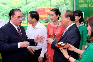 阮春福總理和原總書記農德孟品嚐太原茶。（圖源：光孝）