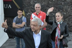 奧夫拉多爾（中）與妻子。（圖源：EPA）