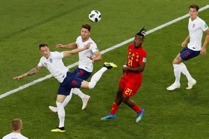 英國隊(白衣)擅長頭槌進攻。