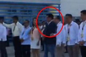 菲律賓塔納武安市長於7月2日上午遭槍殺身亡。事發在市政廳舉行的升旗儀式上，市長安東尼奧·哈里里(Antonio Halili)遭不明身份人士槍擊，胸部中彈。（圖源：網絡視頻截圖）