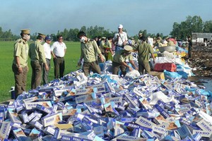 職能力量銷毀走私香煙。