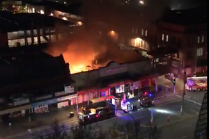 澳大利亞阿德萊德唐人街3日晨發生火災，部分街道被封鎖，至少有一家唐人街的店舖被燒毀，還有十幾家店舖被殃及。（圖源：視頻截圖）