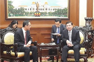 市人委會主席阮成鋒（右）接見中國駐本市新任總領事吳駿。（圖源：VOH）