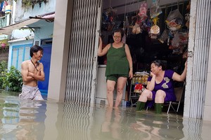 市民無奈地看著污水湧入家中。