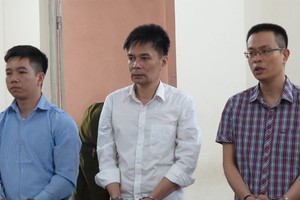 出庭受審的被告人范明煌（右一）與共犯。（圖源：越勇）