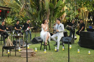 歌手藍長和冬兒在《藍長9時演唱》網絡節目上。