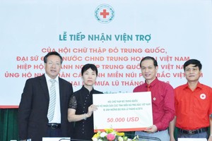 中國紅十字會向越南北部山區受洪災襲擊的省份捐贈5萬美金。