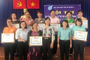 第六郡婦女會向獲獎會員頒獎。