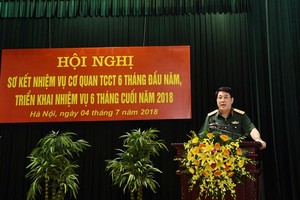 越南人民軍總政治部主任梁強上將在會議上發言。（圖源：越強）