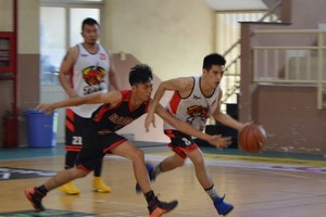 大亞B隊(白衣)對VIET-PHI UNITED比賽一瞥。