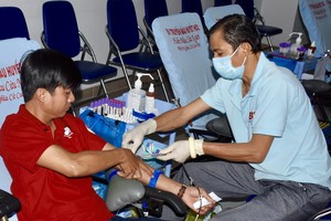 青年參加捐血活動。