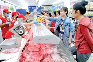 消費者在Co.opmart購買平抑市場的豬肉。