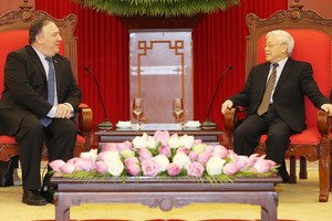 阮富仲總書記（右）接見美國務卿邁克‧蓬佩奧。（圖源：智勇）
