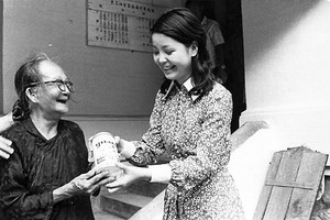 1971年7月23日鄧麗君到堤岸海南醫院看望孤寡老人。