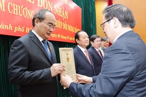 中央對外部長黃平軍向市委書記阮善仁頒授「為黨對外事業」紀念章。（圖源：越勇）