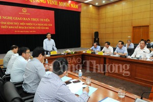 工商部長陳俊英主持小結視像會議並發表講話。（圖源：工商報）