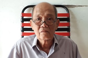 楊金豐行動不便，每天 坐在椅子上晨早盼天黑。