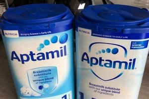 愛他美舊配方（左）為900g與新配方。（圖源：互聯網）