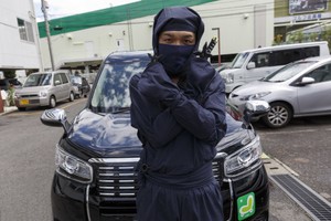 “忍者”司機為乘客服務，不僅開車，還會表演忍者技能。（圖源：互聯網）