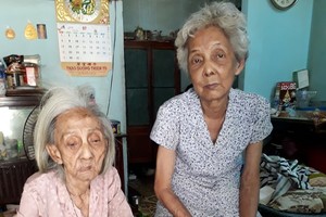 蔡桂月和老母親。