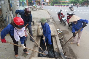 都市陸路排水管理隊工人正在疏浚沙井。