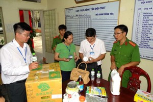 職能力量突擊檢查該單位所用浸泡榴槤的化工原料。（圖源：公安機關提供）