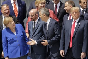 德國總理默克爾（左一）與北約成員國領導交談。（圖源：AP）