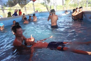 圖為乂安省錦川縣錦中初中學校李文松老師所開辦的少兒游泳免費培訓班。（圖源：范德）