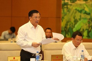 財政部長丁進勇（左）向國會常務委員會簡略闡釋呈文。（圖源：楊江）