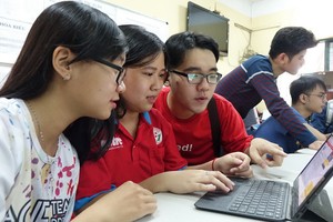 考生在查詢高考成績。（圖源：如雄）