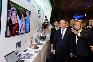 政府總理阮春福參觀各展位。