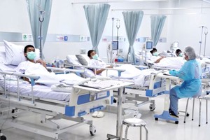 少年們在醫院接受治療。（圖源：路透社）