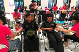 年輕人踴躍參加捐血活動。（圖源：TPO）