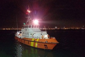 SAR 274救援船趕往海上出事地點並將遇險船員送上岸救治。（圖源：越通社）
