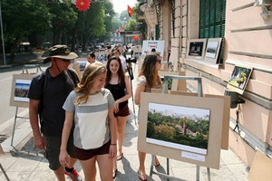 國際遊客觀光河內街道並觀賞街道圖展。（圖源：互聯網）