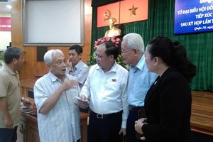 市委常務副書記畢成剛（右三）與第十郡選民接觸。（圖源：愛甄）