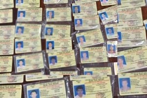 圖為此前警方摧毀並沒收的一批偽造國家機關證件的物證。