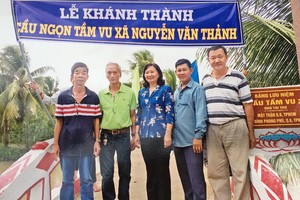 第八郡越南祖國陣線委員會、豐富會館代表參加新橋落成儀式。